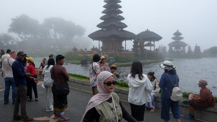 Wisatawan mengunjungi Daya Tarik Wisata (DTW) Ulun Danu Beratan di Tabanan, Bali, Sabtu (21/3/2026). Pengelola objek wisata mencatat per Jumat (20/3) jumlah kunjungan wisatawan nusantara pada liburan Idul Fitri 1447 Hijriah mengalami peningkatan sebanyak 1.100 orang dibandingkan hari biasa yakni rata-rata 600 orang per hari, dan diprediksi jumlah kunjungan akan meningkat hingga Senin (23/3). ANTARA FOTO/Nyoman Hendra Wibowo/rwa.