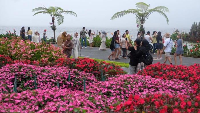 Wisatawan mengunjungi Daya Tarik Wisata (DTW) Ulun Danu Beratan di Tabanan, Bali, Sabtu (21/3/2026). Pengelola objek wisata mencatat per Jumat (20/3) jumlah kunjungan wisatawan nusantara pada liburan Idul Fitri 1447 Hijriah mengalami peningkatan sebanyak 1.100 orang dibandingkan hari biasa yakni rata-rata 600 orang per hari, dan diprediksi jumlah kunjungan akan meningkat hingga Senin (23/3). ANTARA FOTO/Nyoman Hendra Wibowo/rwa.