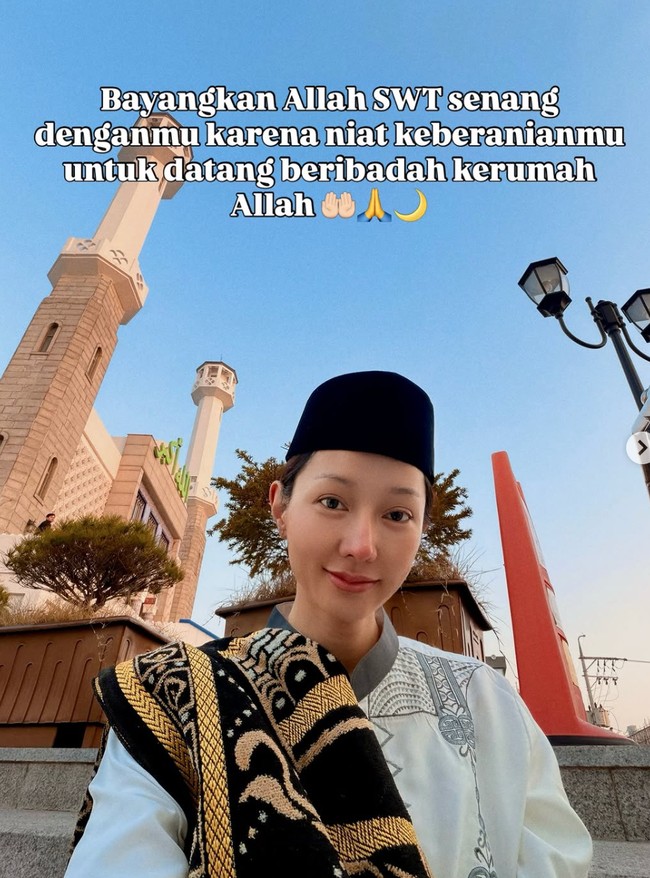 Lucinta Luna ikut menjalani salat Idulfitri di Hari Raya Kemenangan umat muslim. Tetap pada kodratnya, Lucinta terlihat mengenakan busana muslim kaum pria. Foto: Instagram/@lucintaluna_manjalita