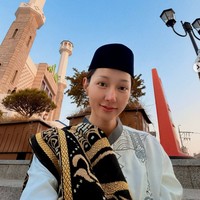 Potret Lucinta Luna Salat Ied di Masjid Seoul, Pakai Baju Koko & Peci