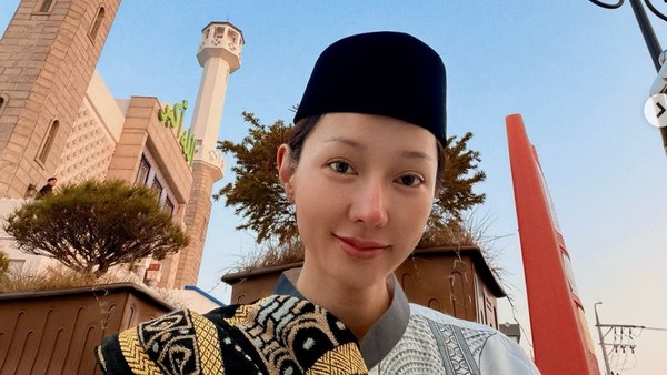 Potret Lucinta Luna Salat Ied di Masjid Seoul, Pakai Baju Koko & Peci