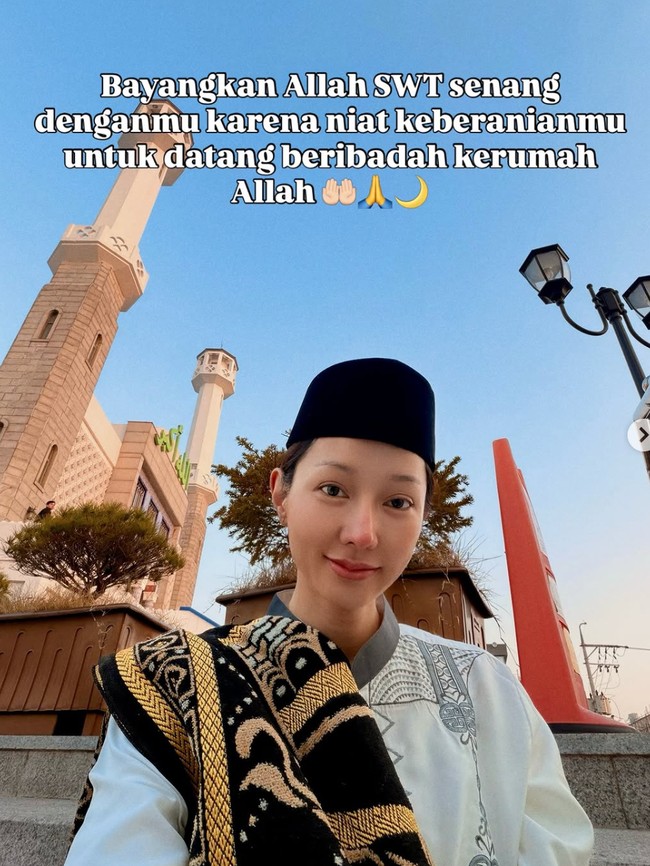 Potret Lucinta Luna Salat Ied di Masjid Seoul, Pakai Baju Koko & Peci