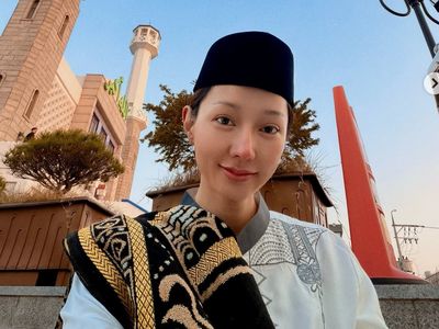 Potret Lucinta Luna Salat Ied di Masjid Seoul, Pakai Baju Koko & Peci
