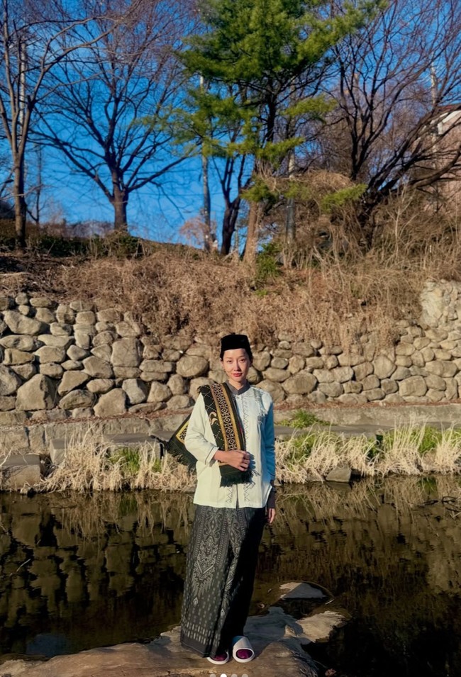 Lucinta memilih baju koko warna putih dengan bordir abu-abu. Ia melengkapi penampilannya dengan sarung warna senada dan peci hitam di kepalanya. Foto: Instagram/@lucintaluna_manjalita