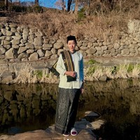 Lucinta memilih baju koko warna putih dengan bordir abu-abu. Ia melengkapi penampilannya dengan sarung warna senada dan peci hitam di kepalanya. Foto: Instagram/@lucintaluna_manjalita