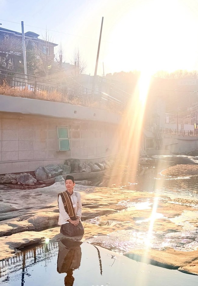 Rambut panjangnya tampak diikat rapi ke belakang. Wajahnya juga terlihat natural tanpa pulasan makeup. Foto: Instagram/@lucintaluna_manjalita