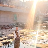 Rambut panjangnya tampak diikat rapi ke belakang. Wajahnya juga terlihat natural tanpa pulasan makeup. Foto: Instagram/@lucintaluna_manjalita