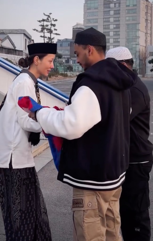 Terlihat Lucinta yang juga bersalam-salaman dengan orang-orang di sana. Happy Eid Mubarak 1447 Hijriah. MinaL aidin Wal Faidzin. Mohon Maaf Lahir dan Batin, tulis keterangan unggahan. Foto: Instagram/@lucintaluna_manjalita