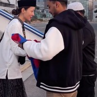 Terlihat Lucinta yang juga bersalam-salaman dengan orang-orang di sana. Happy Eid Mubarak 1447 Hijriah. MinaL aidin Wal Faidzin. Mohon Maaf Lahir dan Batin, tulis keterangan unggahan. Foto: Instagram/@lucintaluna_manjalita