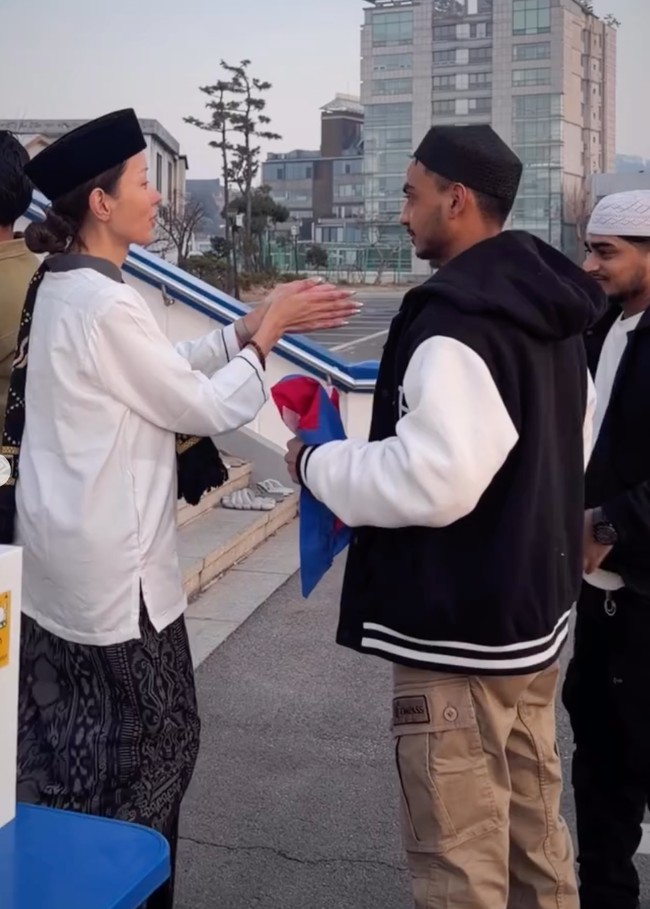 Tahun ini Lucinta diketahui menjalani salat Ied di Seoul Central Masjid, Korea. Meski kerap berdandan seperti wanita, di momen suci ini Lucinta tetap bangga membagikan penampilannya sebagai seorang pria. Foto: Instagram/@lucintaluna_manjalita