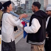 Tahun ini Lucinta diketahui menjalani salat Ied di Seoul Central Masjid, Korea. Meski kerap berdandan seperti wanita, di momen suci ini Lucinta tetap bangga membagikan penampilannya sebagai seorang pria. Foto: Instagram/@lucintaluna_manjalita