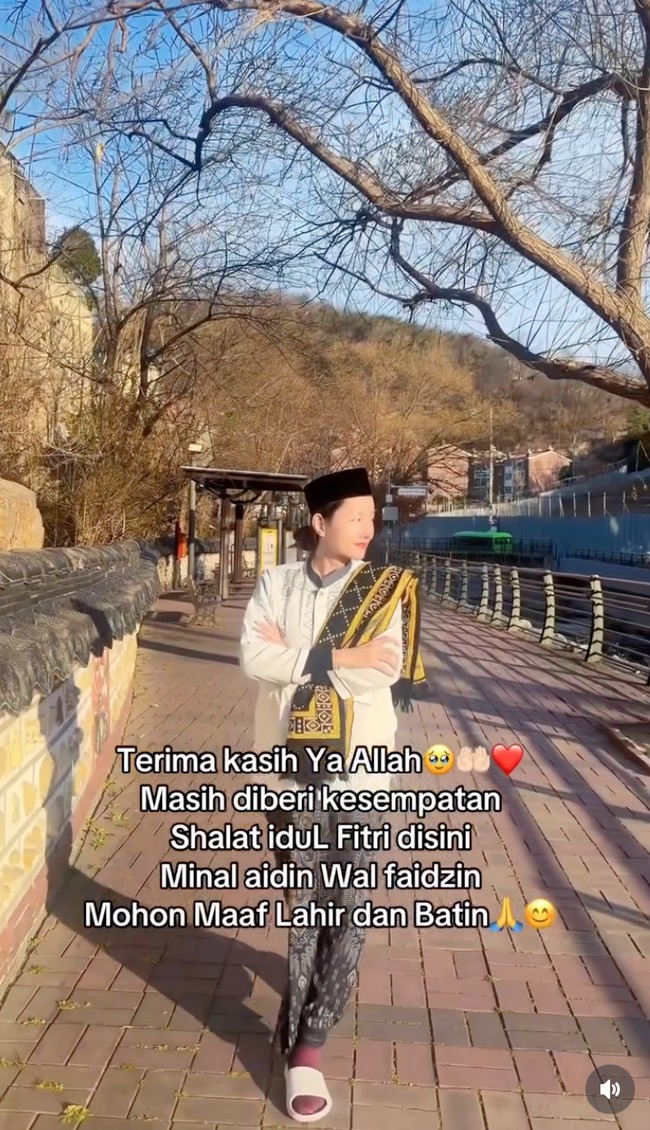 Di unggahan berbeda Lucinta juga mengatakan bahwa ini adalah momen pertama dirinya berani menunaikan salat Ied berjamaah di luar negeri. Meskipun Aku hanyalah seorang Pendosa yang tak luput dari Penyimpangan, izinkan aku, Muhammad Fatah, di hari yang suci ini untuk beribadah lebih dekat kepadamu Ya Allah. Di momen Idul Fitri ini, untuk pertama kalinya saya memberanikan diri menunaikan sholat ied berjamaah di masjid di Negri Sebrang. berdiri di barisan shaf laki-laki, itu adalah Sebuah langkah keberanian kecilku, seperti penuh makna dalam perjalanan imanku. Semoga dari sini Aku bisa perlahan memperbaiki diri, menjalani ibadah dengan lebih baik, dan mengurangi rasa malu serta gengsi untuk kembali kepada fitrah yang telah Allah tetapkan sejak aku lahir. Karena kita semua tau bahwa hari raya Idul Fitri hanya datang setahun sekali, semoga setiap kesempatan yang diberikan kepadaku menjadi awal yang lebih baik. Amin, tulisnya. Foto: Instagram/@lucintaluna_manjalita