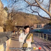 Di unggahan berbeda Lucinta juga mengatakan bahwa ini adalah momen pertama dirinya berani menunaikan salat Ied berjamaah di luar negeri. Meskipun Aku hanyalah seorang Pendosa yang tak luput dari Penyimpangan, izinkan aku, Muhammad Fatah, di hari yang suci ini untuk beribadah lebih dekat kepadamu Ya Allah. Di momen Idul Fitri ini, untuk pertama kalinya saya memberanikan diri menunaikan sholat ied berjamaah di masjid di Negri Sebrang. berdiri di barisan shaf laki-laki, itu adalah Sebuah langkah keberanian kecilku, seperti penuh makna dalam perjalanan imanku. Semoga dari sini Aku bisa perlahan memperbaiki diri, menjalani ibadah dengan lebih baik, dan mengurangi rasa malu serta gengsi untuk kembali kepada fitrah yang telah Allah tetapkan sejak aku lahir. Karena kita semua tau bahwa hari raya Idul Fitri hanya datang setahun sekali, semoga setiap kesempatan yang diberikan kepadaku menjadi awal yang lebih baik. Amin, tulisnya. Foto: Instagram/@lucintaluna_manjalita