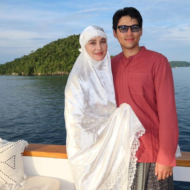 Potret Luna Maya dan Cinta Laura Lebaran di Atas Kapal di Raja Ampat