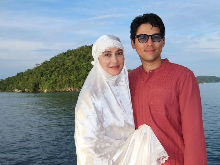 Potret Luna Maya dan Cinta Laura Lebaran di Atas Kapal di Raja Ampat