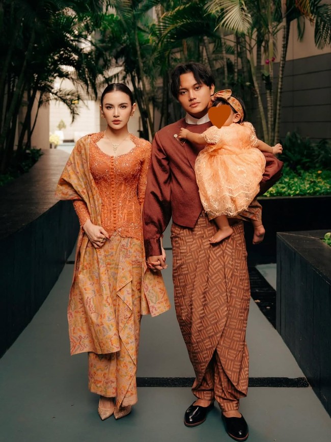 Bangga berbusana khas Indonesia, Mahalini dan Rizky Febian merayakan Lebaran 2026 tanpa melupakan wastra Nusantara. (Foto: Instagram @mahaliniraharja)