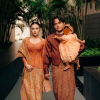 10 Potret Seragam Lebaran Keluarga Artis, Mahalini Setia dengan Nuansa Entik