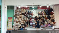 Kini, wisatawan yang singgah ke posko itu adalah mereka yang ingin memastikan destinasi tujuan. Misalnya ke Pasar Beringharjo atau tempat ikonik di Jogja lainnya.