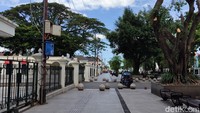 Area untuk pedestrian juga begitu sepi. Hanya ada satu dua pengunjung.