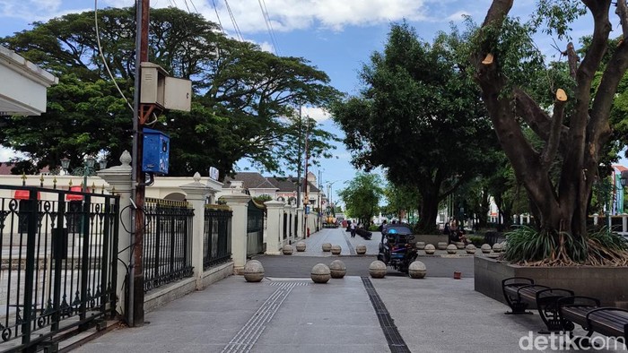 BMKG DIY memprakirakan seluruh wilayah masih berpotensi diguyur hujan merata mulai siang hari. Kawasan Maliboro juga akan diguyur hujan.