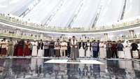 Masjid Negara IKN menyelenggarakan Salat Idulfitri perdana setelah sebelumnya digunakan untuk tarawih selama Ramadan. Kepala Otorita IKN Basuki Hadimuljono ikut dalam salat Id di masjid ini. Foto: Dok. Otorita Ibu Kota Nusantara (OIKN)
