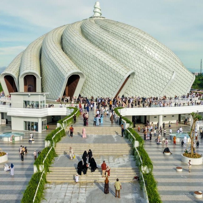 Perdana Dipakai Salat Id, Masjid IKN 3 Lantai Full Jemaah