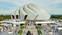 Tampak ribuan jemaah memadati area Masjid Negara IKN. Masjid Negara dengan luas bangunan 76.647 meter persegi ini terdiri dari 4 lantai dengan tambahan dua lantai mezanin. Foto: Dok. Otorita Ibu Kota Nusantara (OIKN)