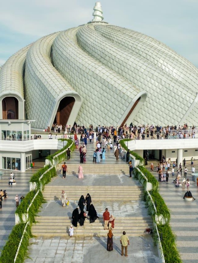 Perdana Dipakai Salat Id, Masjid IKN 3 Lantai Full Jemaah