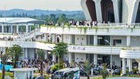 Jemaah juga memenuhi masjid hingga ke lantai 3 untuk mengikuti Salat Id menyambut hari kemenangan. Jemaah datang dari berbagai daerah, baik menggunakan mobil pribadi maupun kendaraan rombongan. Foto: Dok. Otorita Ibu Kota Nusantara (OIKN)