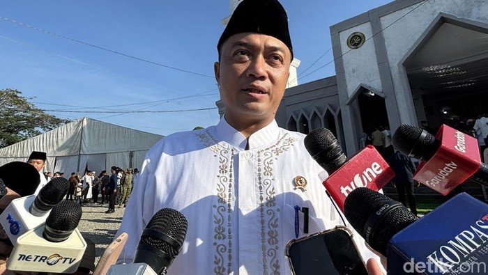 Mensesneg Prasetyo seusai salat Id di Aceh.