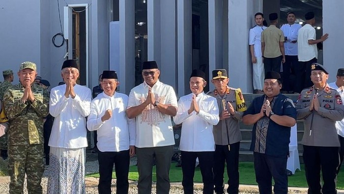 Menteri Pekerjaan Umum (PU) Republik Indonesia, Dody Hanggodo saat di Masjid Darussalam, Aceh Tamiang