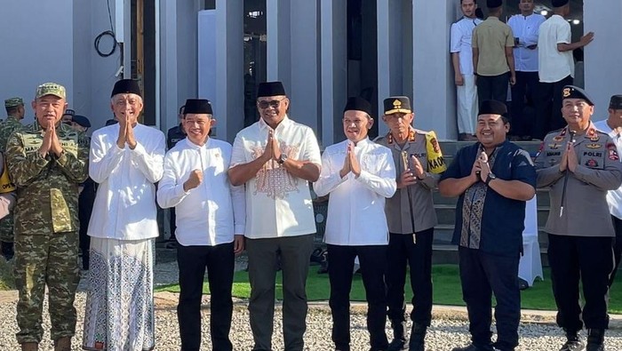 Menteri Pekerjaan Umum (PU) Republik Indonesia, Dody Hanggodo bersama pejabat di Aceh Tamiang, Sabtu(21/3/2026) (Juita Sinuhaji/detikcom)