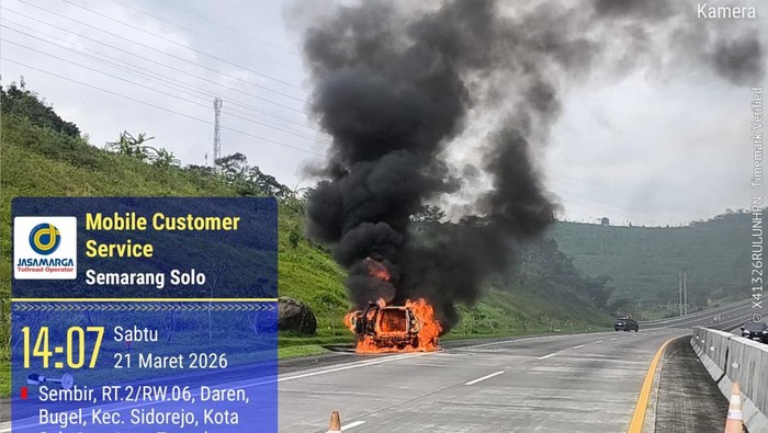 Mobil Ford EcoSport terbakar di Tol KM 449+600 Jalur A, Sabtu (21/3/2026).