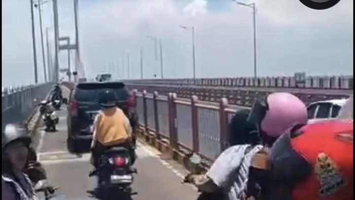 Mobil Avanza nopol L 1810 RH masuk lajur motor di Jembatan Suramadu