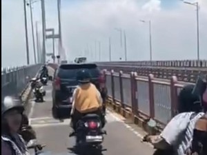 5 Fakta Mobil Nyelonong Masuk Jalur Motor di Suramadu