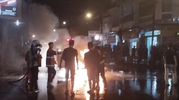 Mobil terbakar di Kabupaten Bone saat malam takbiran.