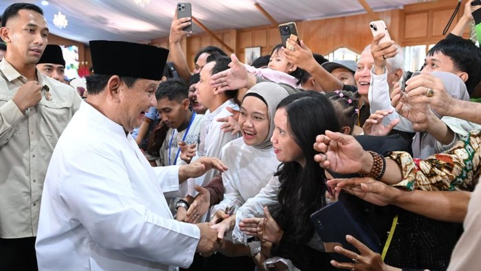 Momen Prabowo bertemu dan salaman dengan masyarakat di Istana Jakarta saat open house