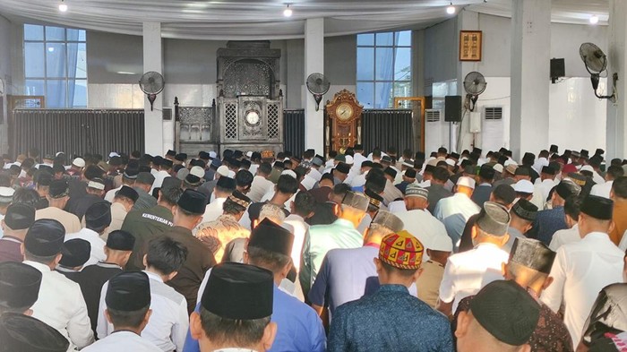 Momen Prabowo salat Id bareng warga di Masjid Darussalam, Aceh Tamiang (Firda/detikcom)