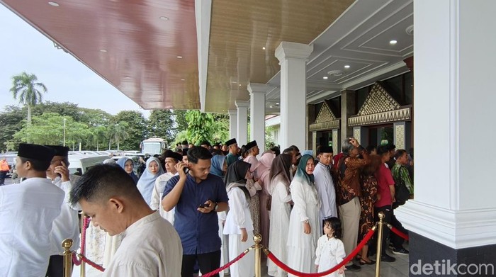 Open house di Griya Agung dihadiri ribuan tamu.