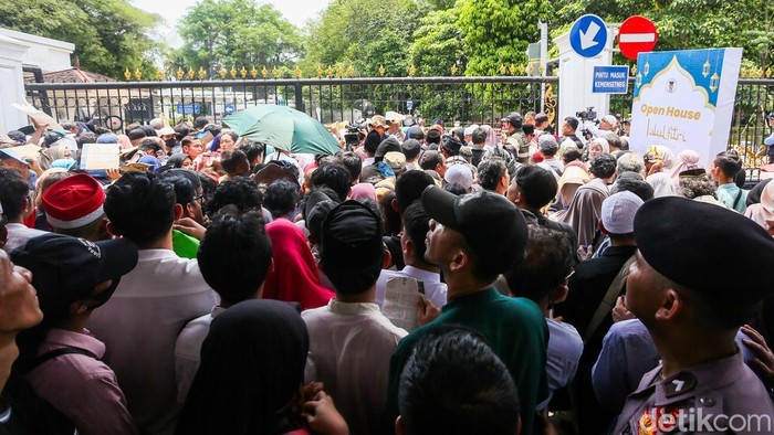 Open House Istana Diserbu Warga, Antre Panjang Demi Bertemu Presiden