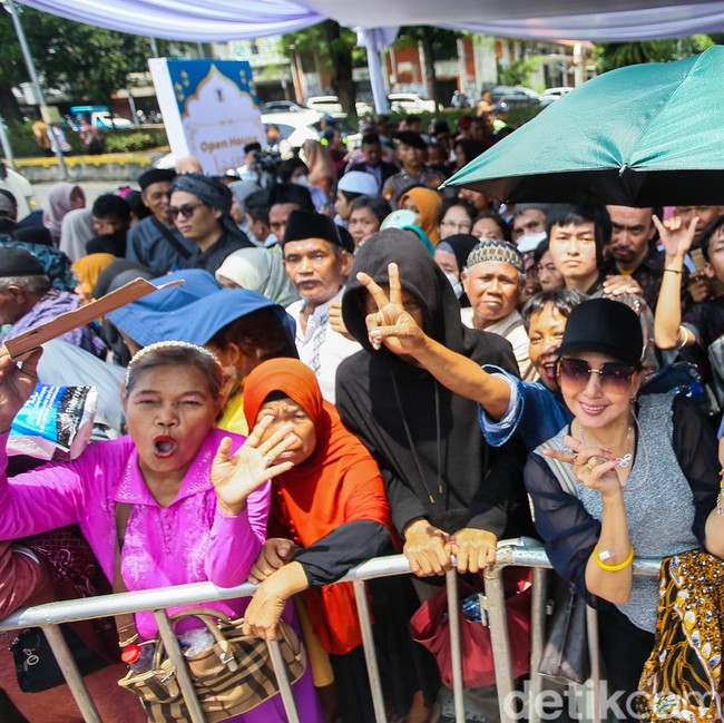 Open House Istana Diserbu Warga, Antre Panjang Demi Bertemu Presiden