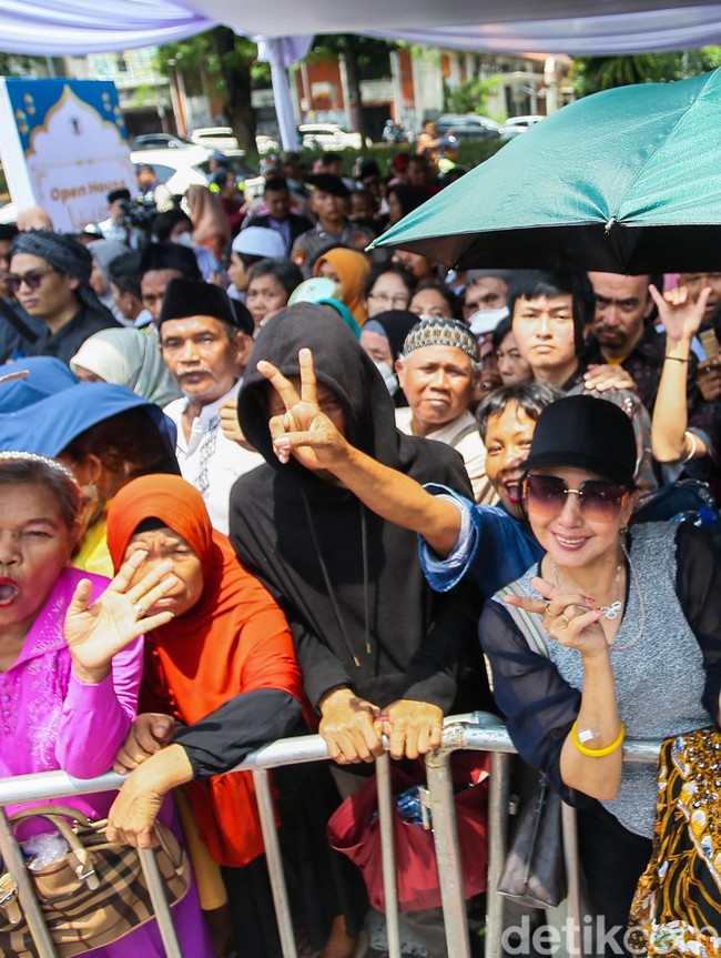 Open House Istana Diserbu Warga, Antre Panjang Demi Bertemu Presiden