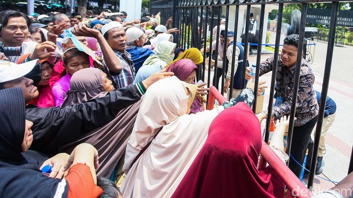 Open House Istana Diserbu Warga, Antre Panjang Demi Bertemu Presiden