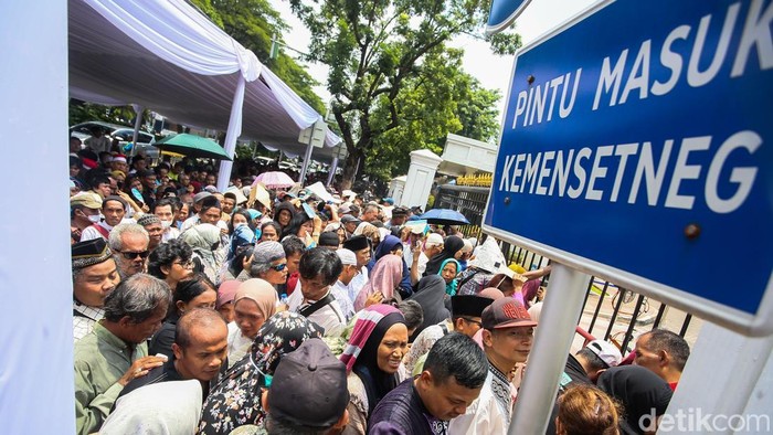 Open House Istana Diserbu Warga, Antre Panjang Demi Bertemu Presiden
