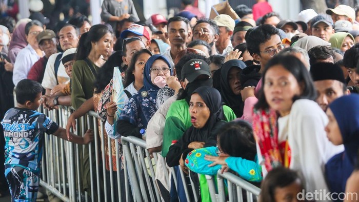 Open House Istana Diserbu Warga, Antre Panjang Demi Bertemu Presiden