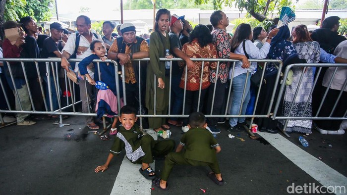 Open House Istana Diserbu Warga, Antre Panjang Demi Bertemu Presiden
