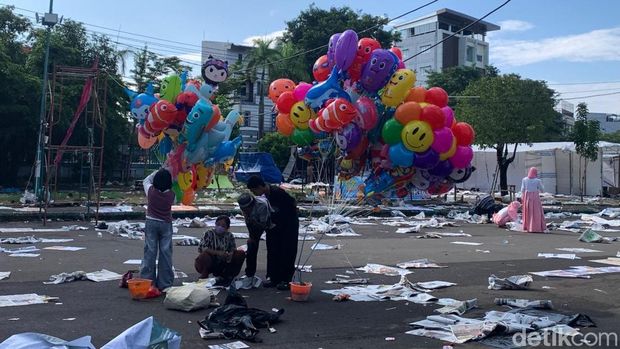 Pedagang balon di kawasan Masjid Al Markaz Al Islami Makassar.