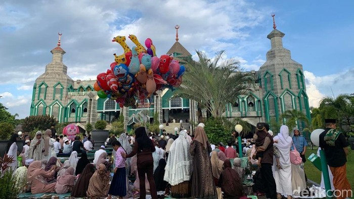 Pedagang balon di kawasan Masjid Al Markaz Al Islami Makassar.