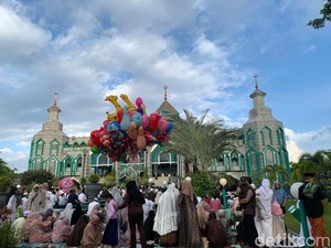 Pedagang Balon di Masjid Al Markaz Makassar Panen Rezeki Saat Idul Fitri