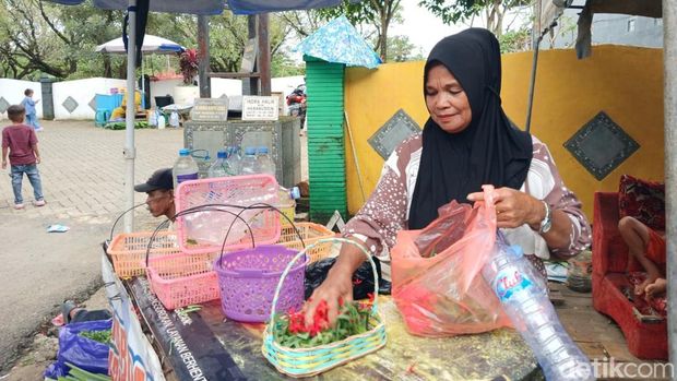 Pedagang bunga ziarah di TPU Islam Paropo Panaikang Kota Makassar. Pedagang bunga ziarah di TPU Islam Paropo Panaikang Kota Makassar.
